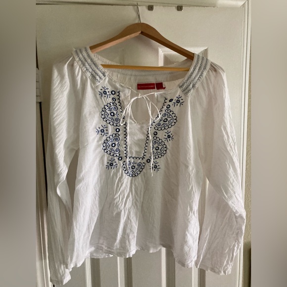 White Gloria Vanderbilt blouse with blue embroidery - Picture 1 of 3